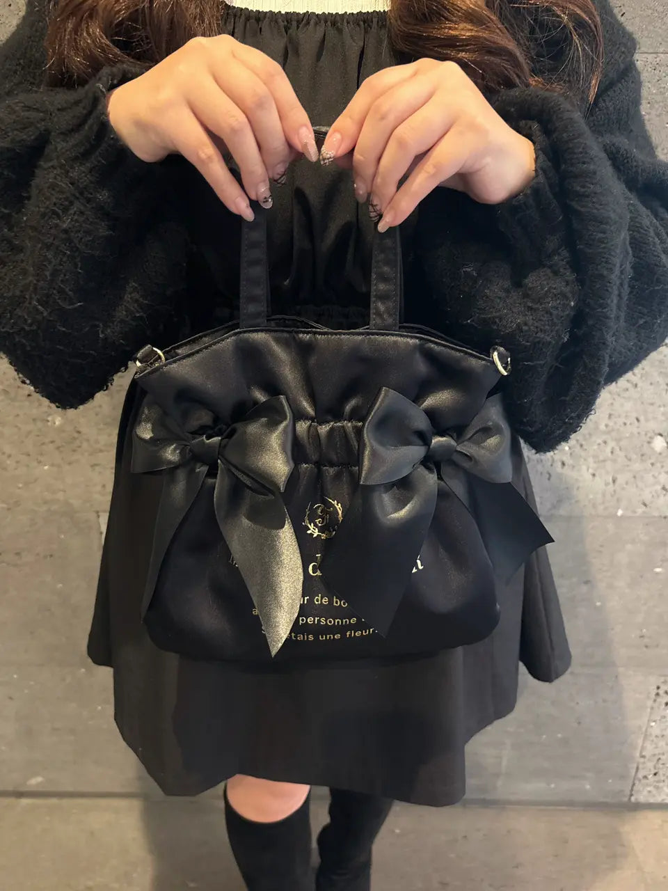 é ribbon satin 2way body bag ブラック fit=scale-down,w=1200