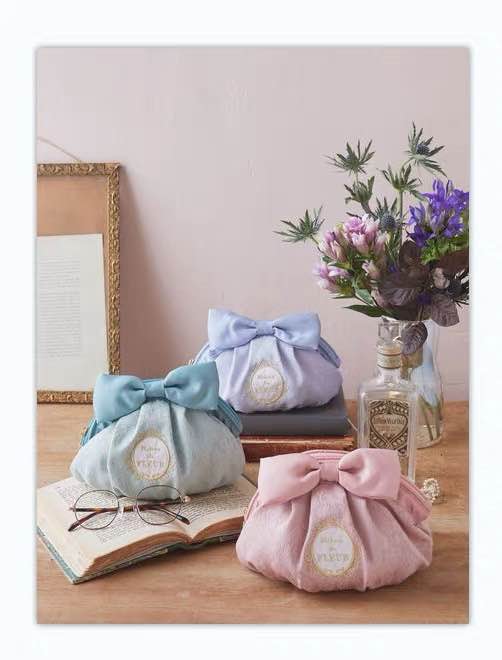 Maison De Fleur Pastel Lace Shell Pouch